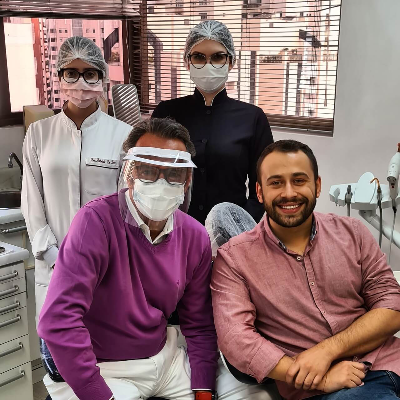 Registro do Dr. Marcelo Martins com paciente no consultório