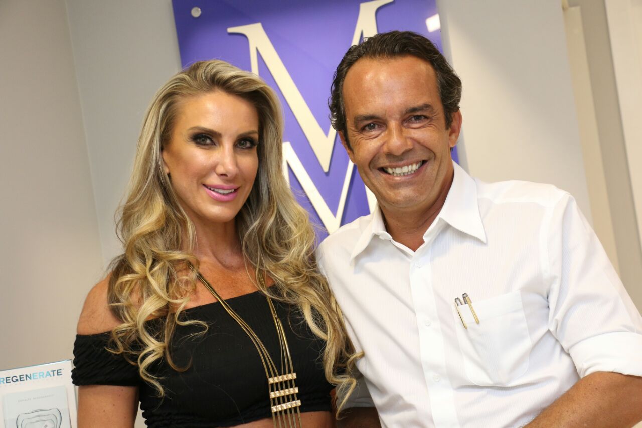 Dr. Marcelo Martins recebendo paciente em Moema