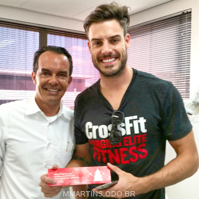 Dr. Marcelo Martins com paciente no consultório em Moema